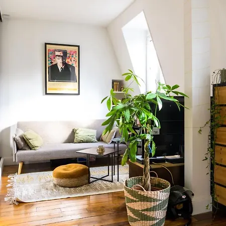 Newly Renovated In Trocadero Paris